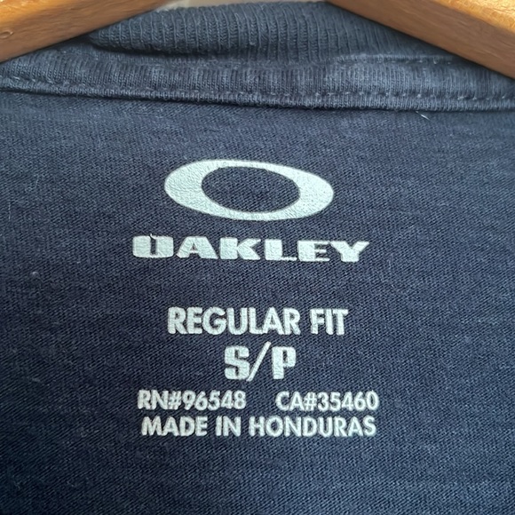 ✅ OAKLEY Rattlesnake Snake Spell Out Logo Tee Shirt Regular Fit Navy Size Small - Picture 4 of 5